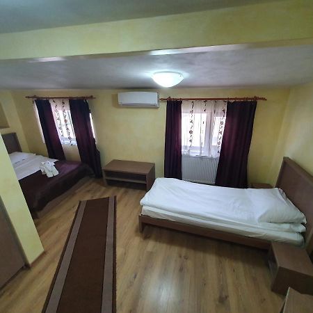 Efm Motel Brezoi Dış mekan fotoğraf