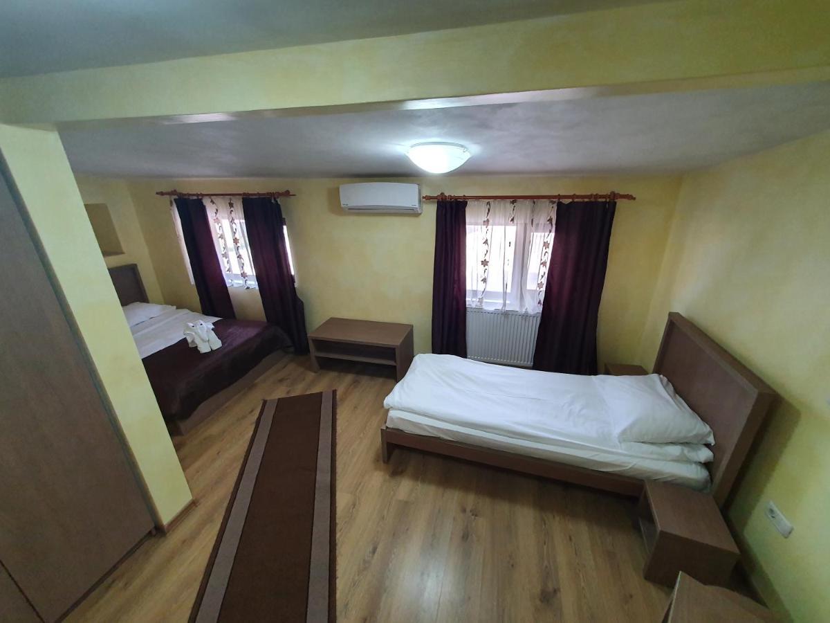 Efm Motel Brezoi Dış mekan fotoğraf