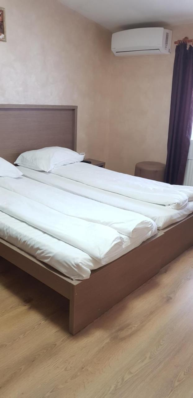 Efm Motel Brezoi Dış mekan fotoğraf