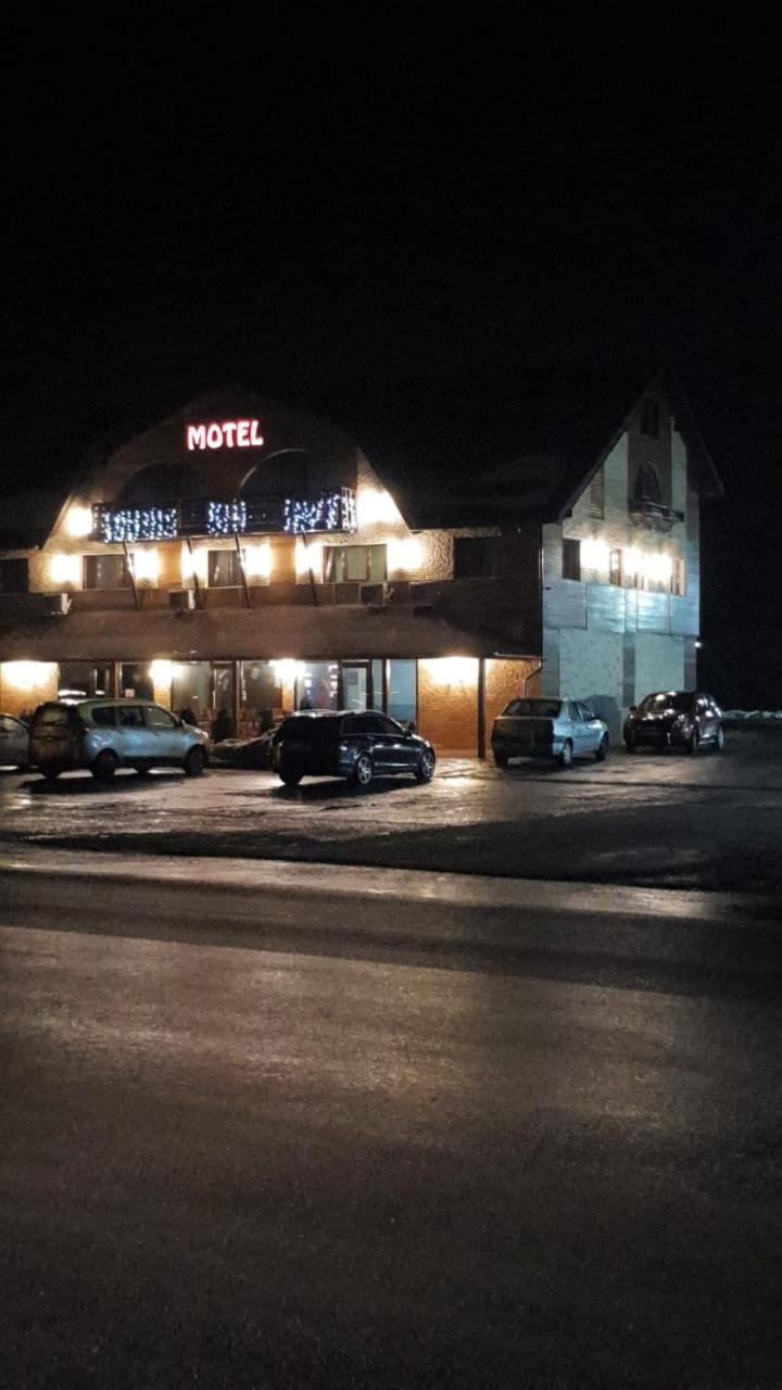 Efm Motel Brezoi Dış mekan fotoğraf