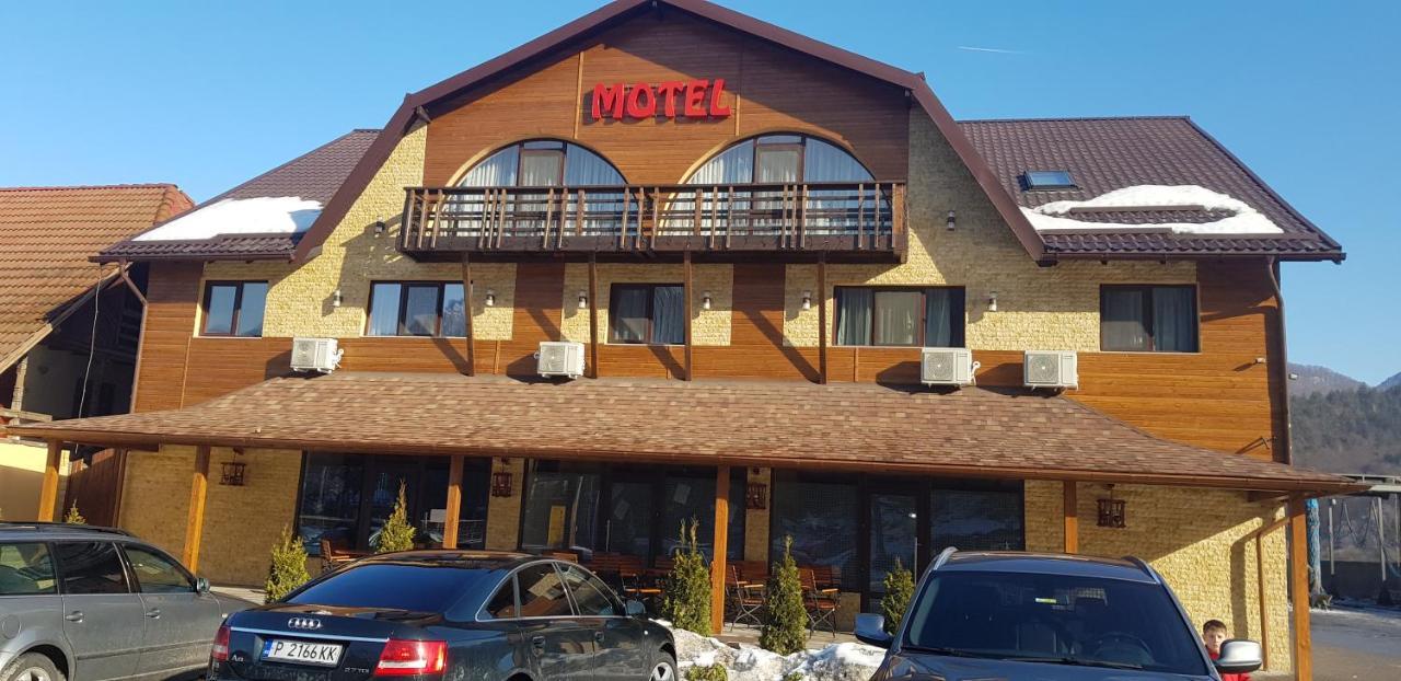 Efm Motel Brezoi Dış mekan fotoğraf